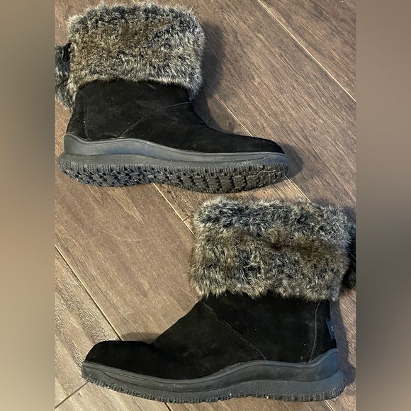 Minnetonka Shoes - Minnetonka Women's Everett Boots black suede faux fur 7